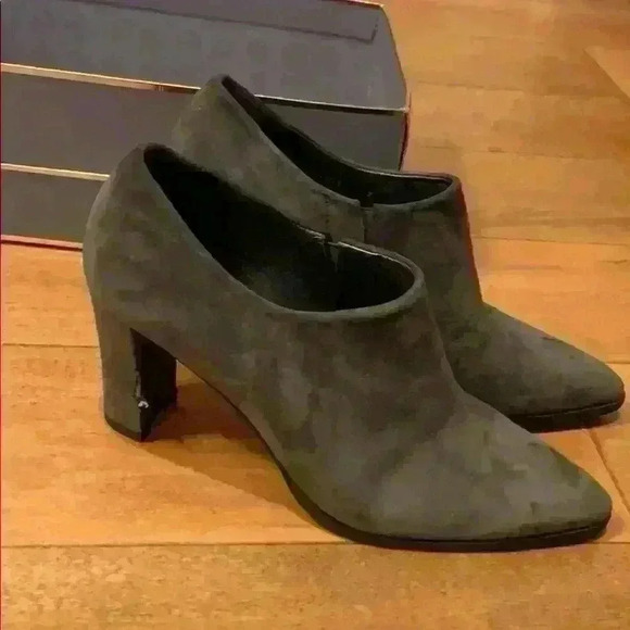 Stuart Weitzman gray suede heeled booties size 7 - Picture 3 of 10